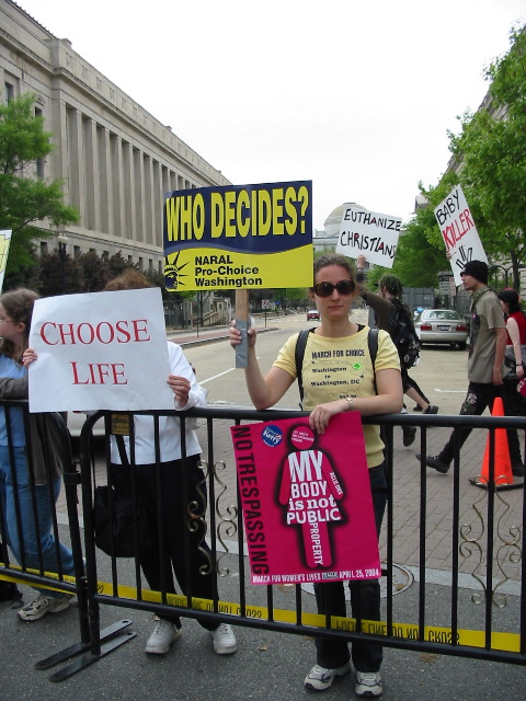 Pro-choice protester infiltrates behind the anti-choice barrier